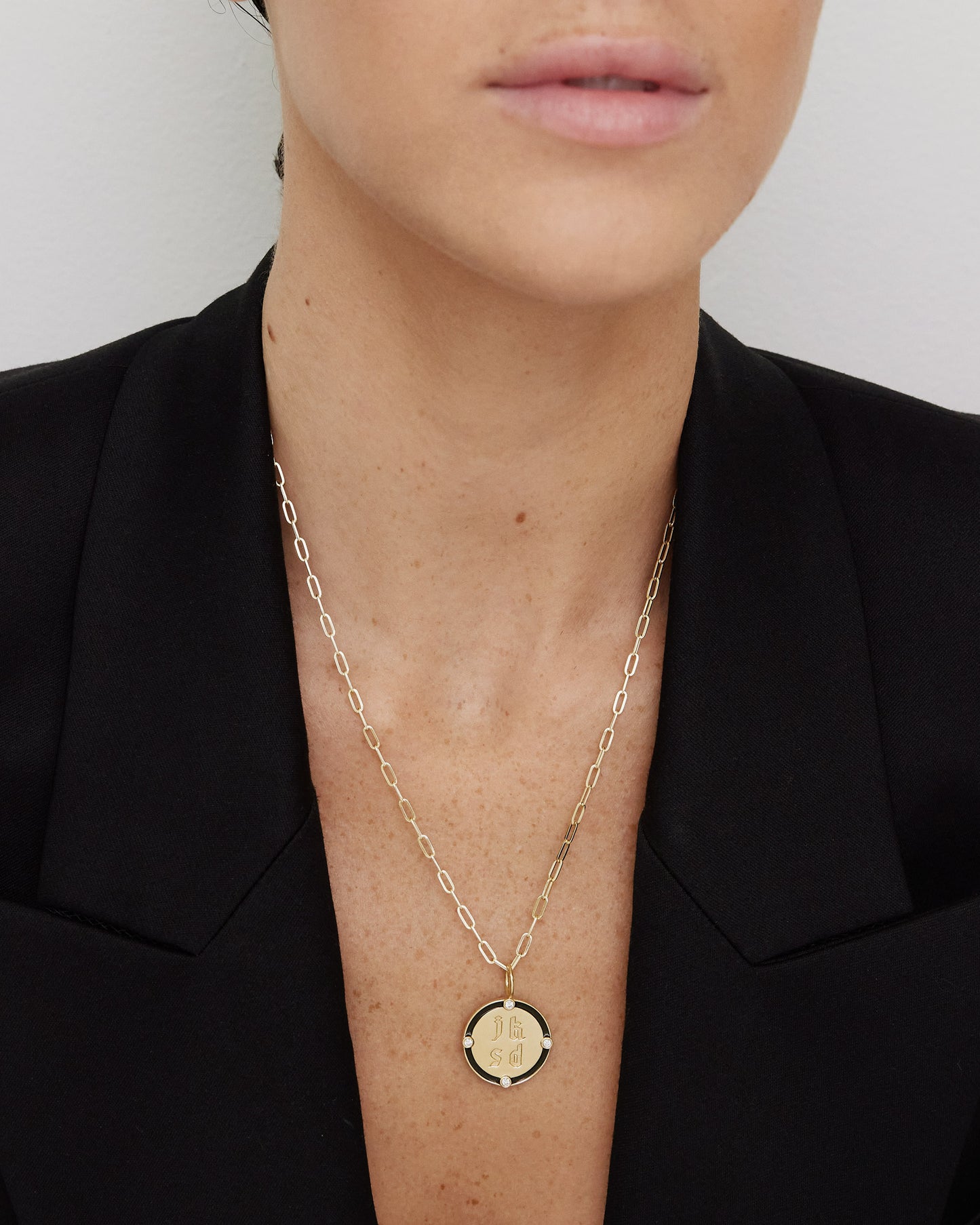 Circle Charm Homecoming Edition in 18K Yellow Gold