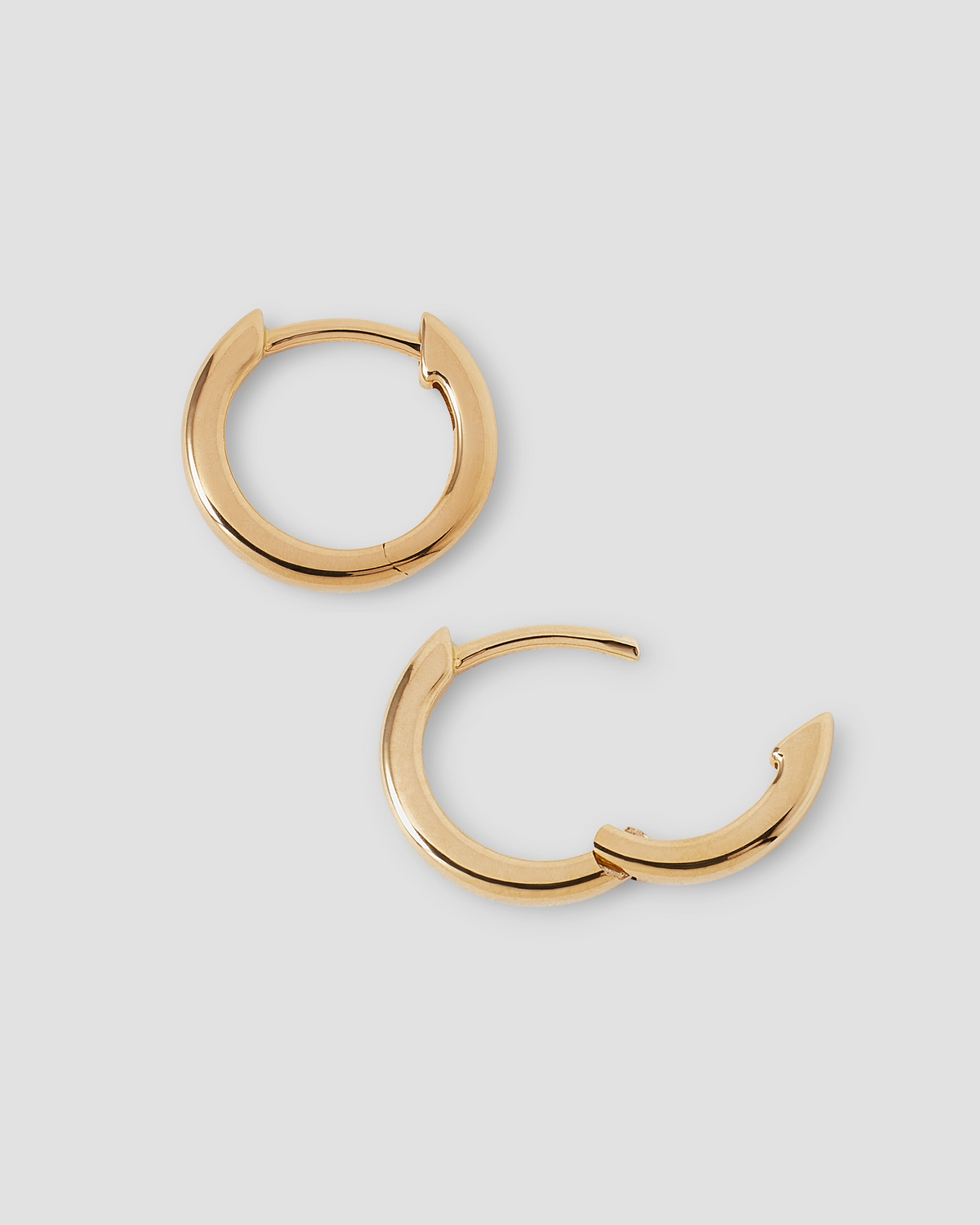 18K Essential Tiny Huggie