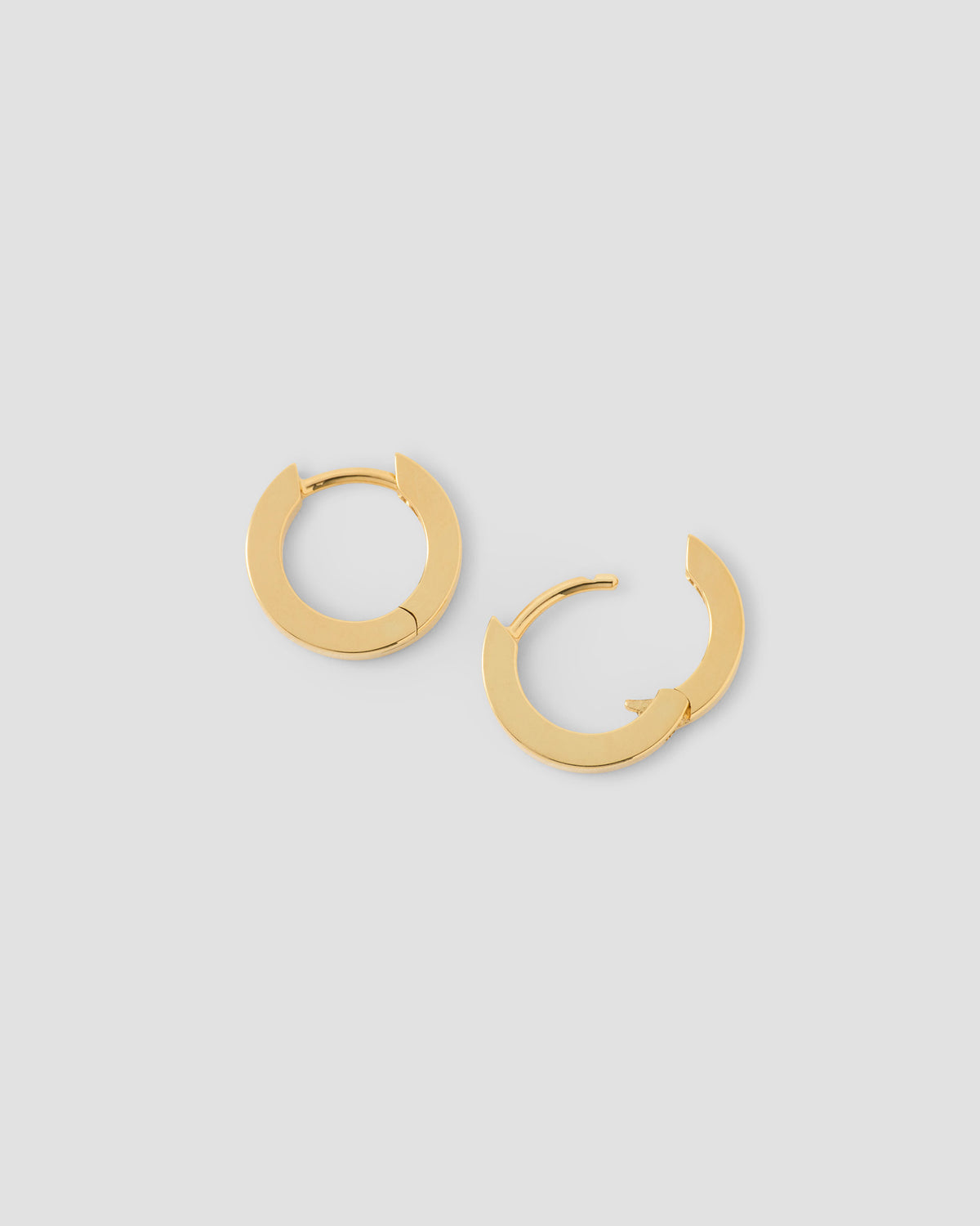 18k Extra Small Huggie earring - close-up detail | gold huggie earrings