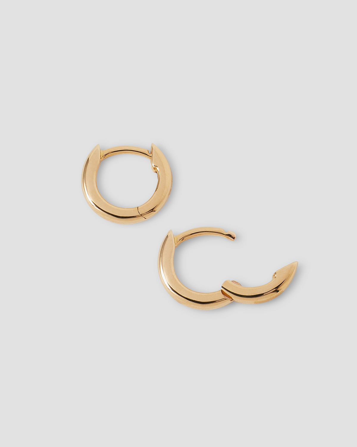 18K Essential Tiny Huggie
