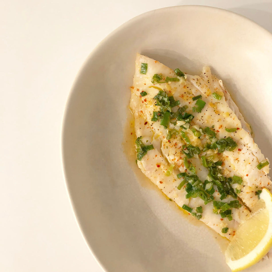 FAST AND CLEAN SPICY GREEN ONION AND GARLIC FISH