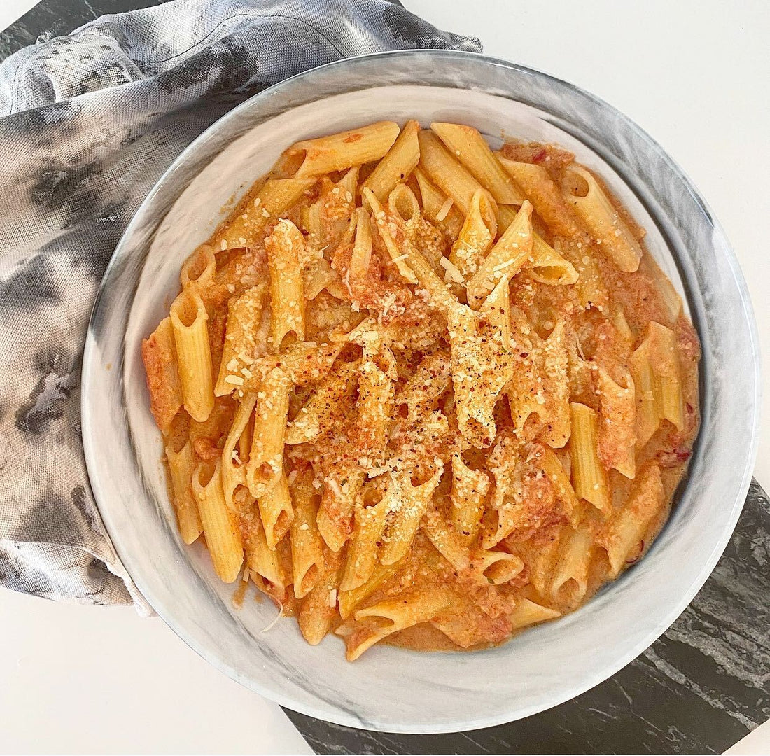 SIMPLE CREAMY SPICY VODKA SAUCE PASTA