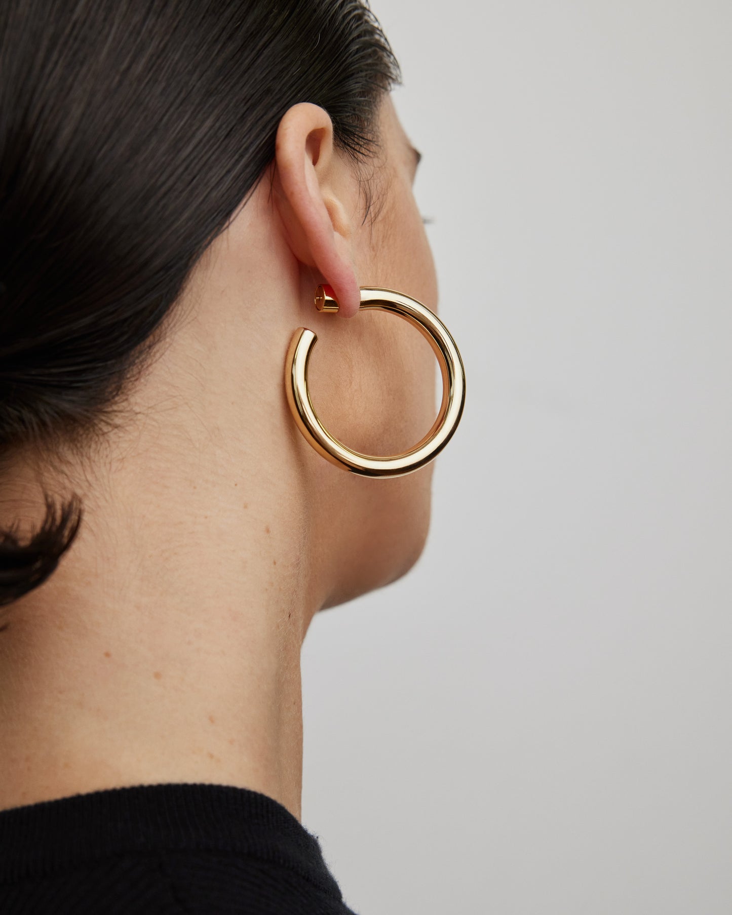  Jennifer Fisher - 1.5'' Samira Baby Hoops on model - Yellow Gold