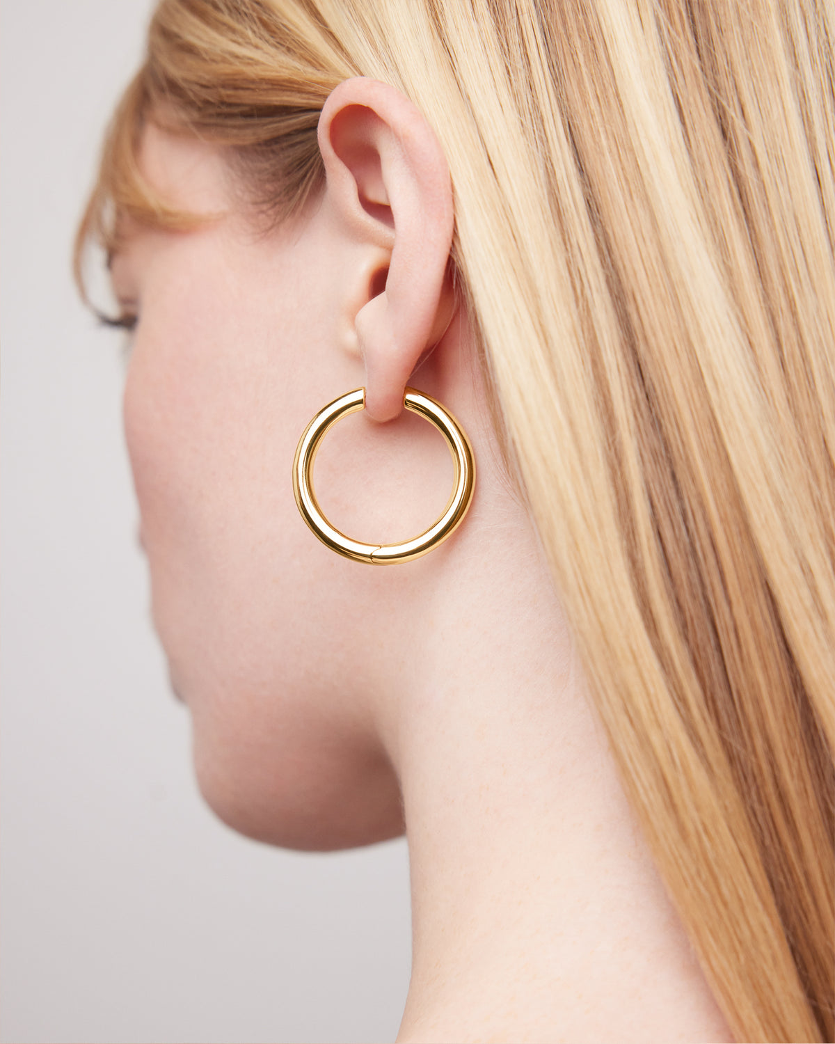 1" Lilly Hinged Mini Hoops earring - close-up detail | gold small hoop earrings