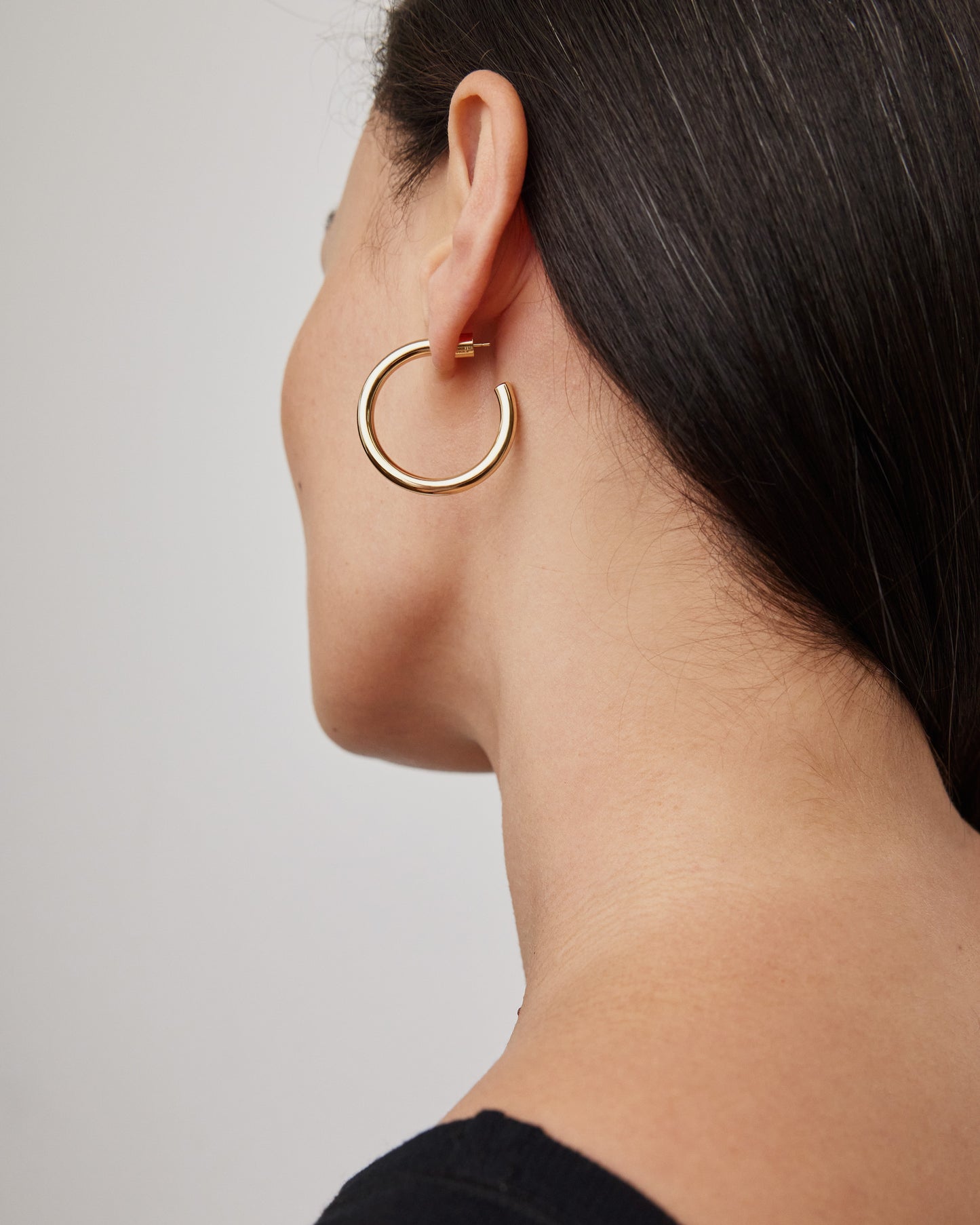  Jennifer Fisher - 1'' Lilly Mini Hoops on model - Yellow Gold