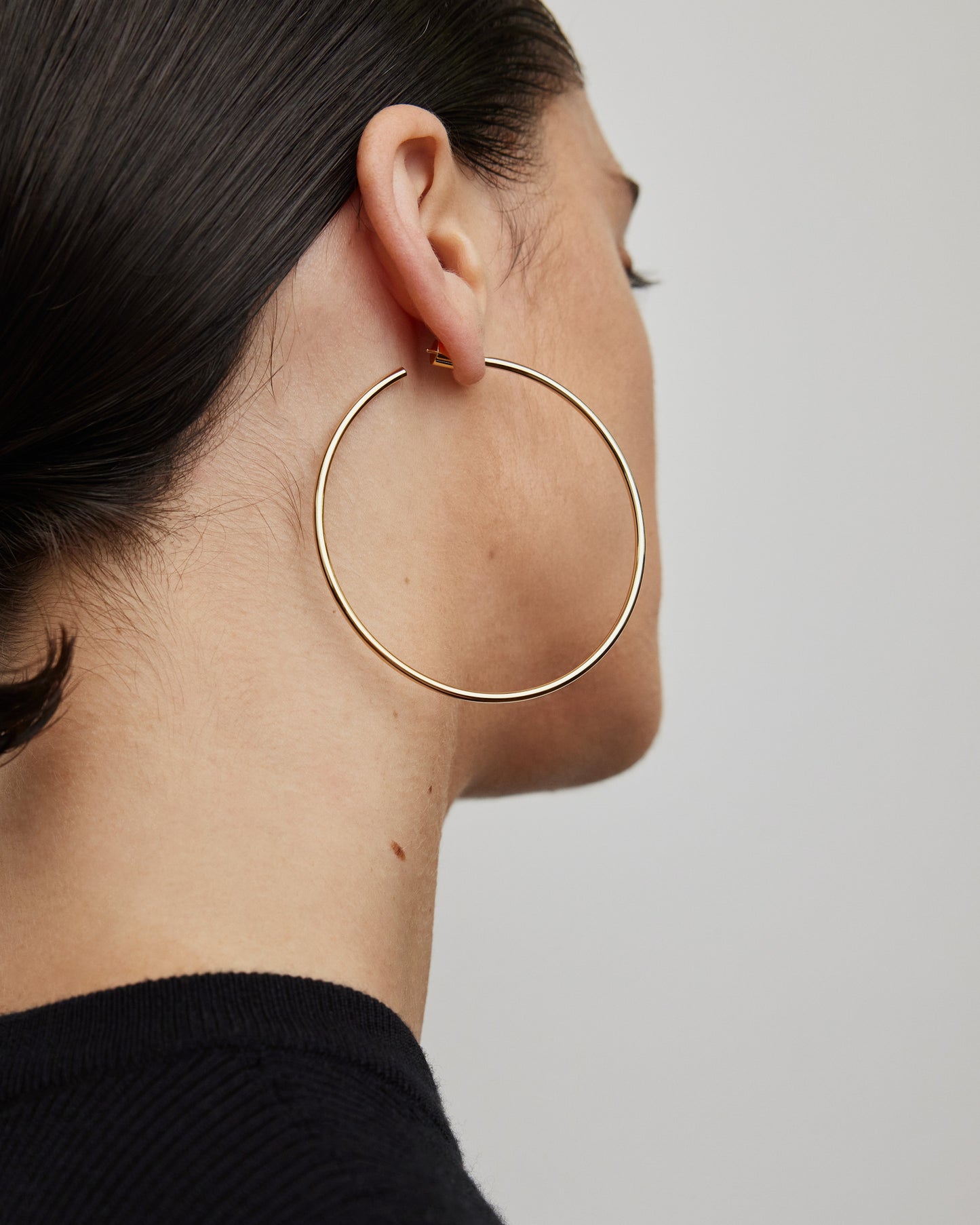  Jennifer Fisher - 2.5'' Thread Hoops on model - Yellow Gold