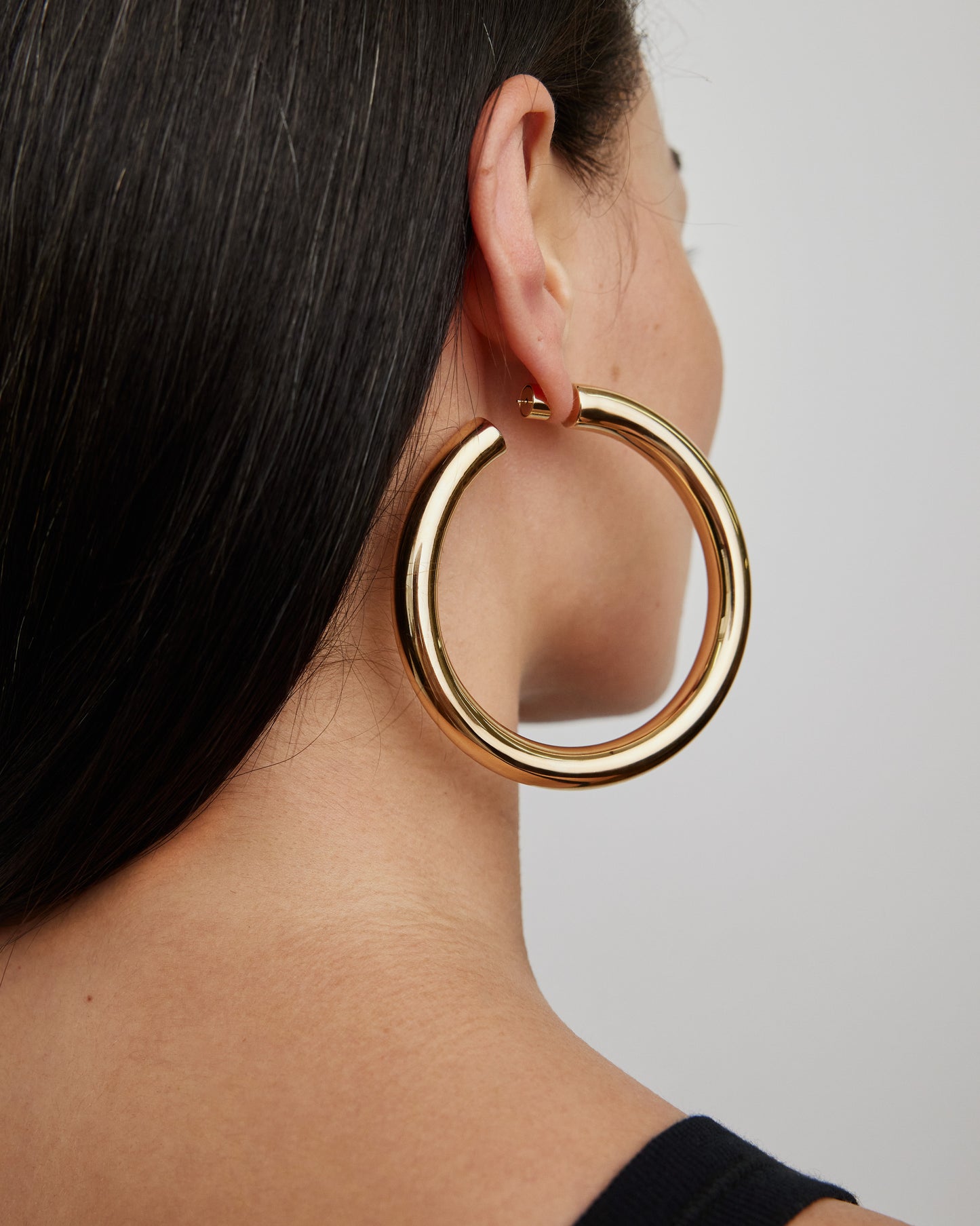  Jennifer Fisher - 2'' Jamma Hoops on model - Yellow Gold