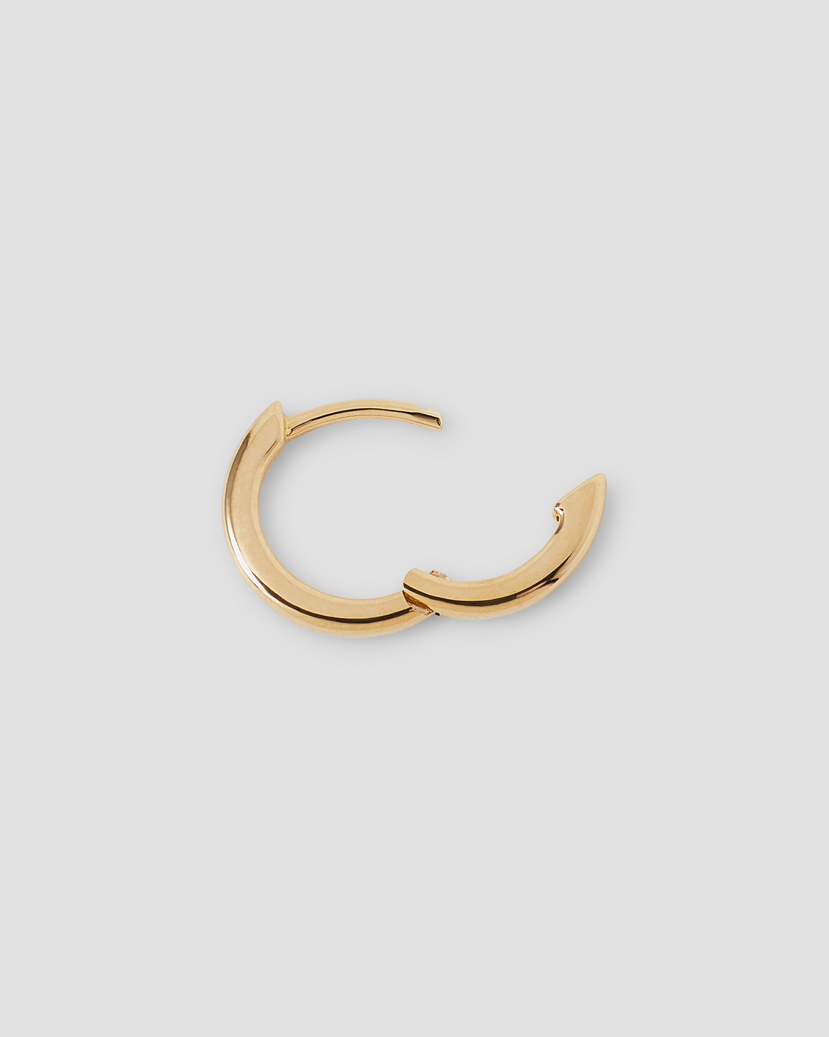 18K Essential Tiny Huggie
