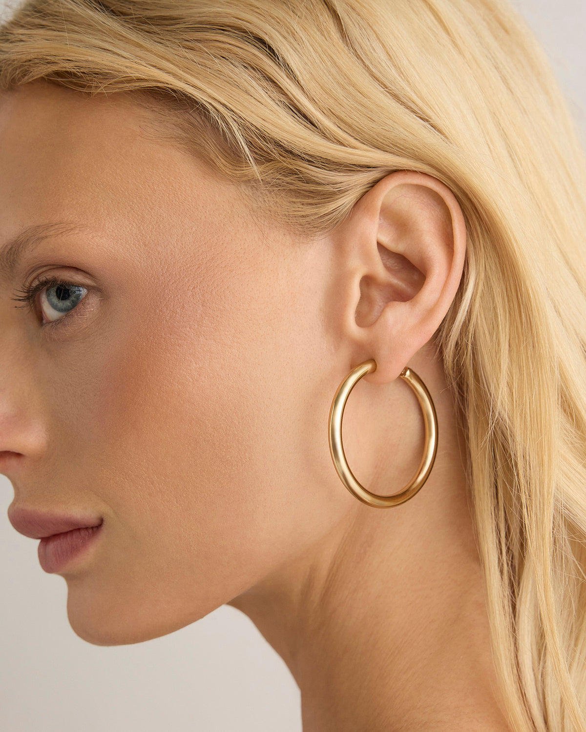 1.5" Natasha Hoops in 14K Yellow Gold earring - front view | gold hoop earrings