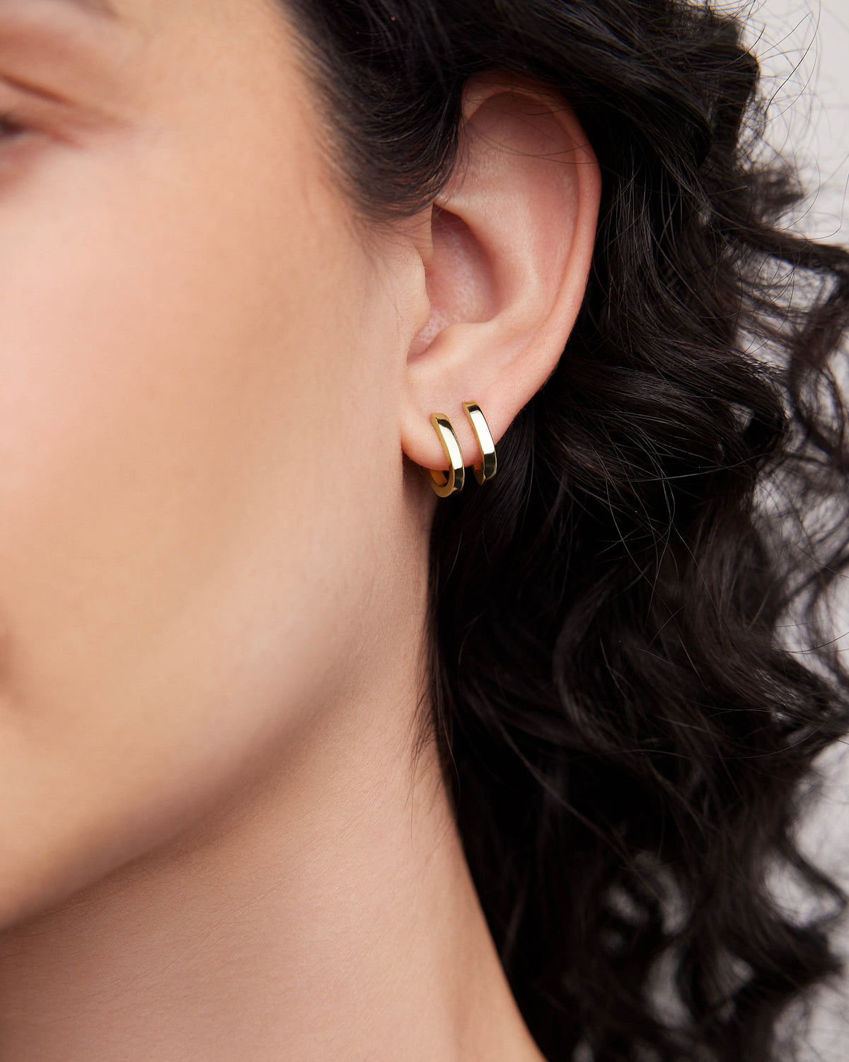 18k Link Huggie earring - close-up detail | gold huggie earrings