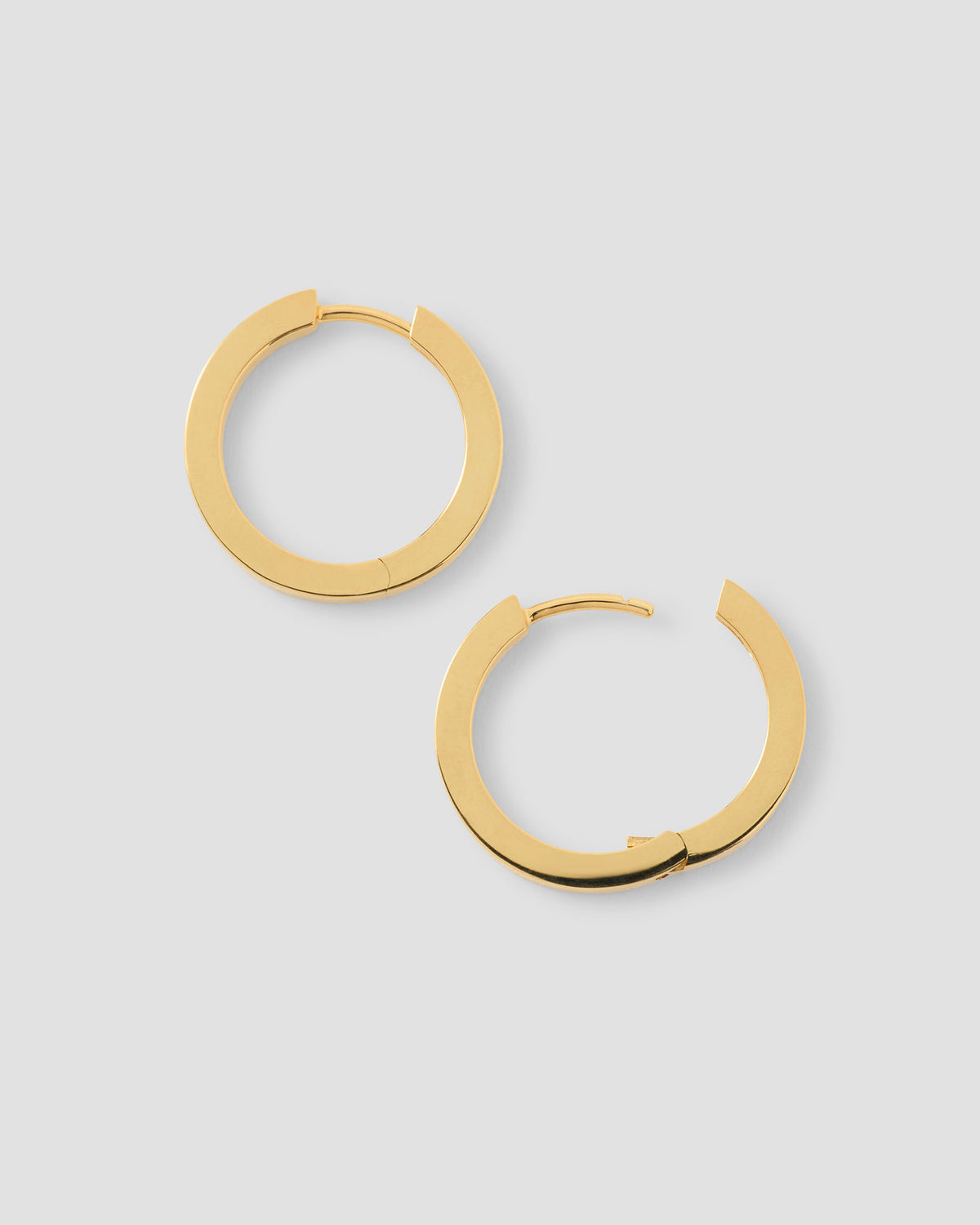 18k Huggie earring - close-up detail | gold huggie earrings