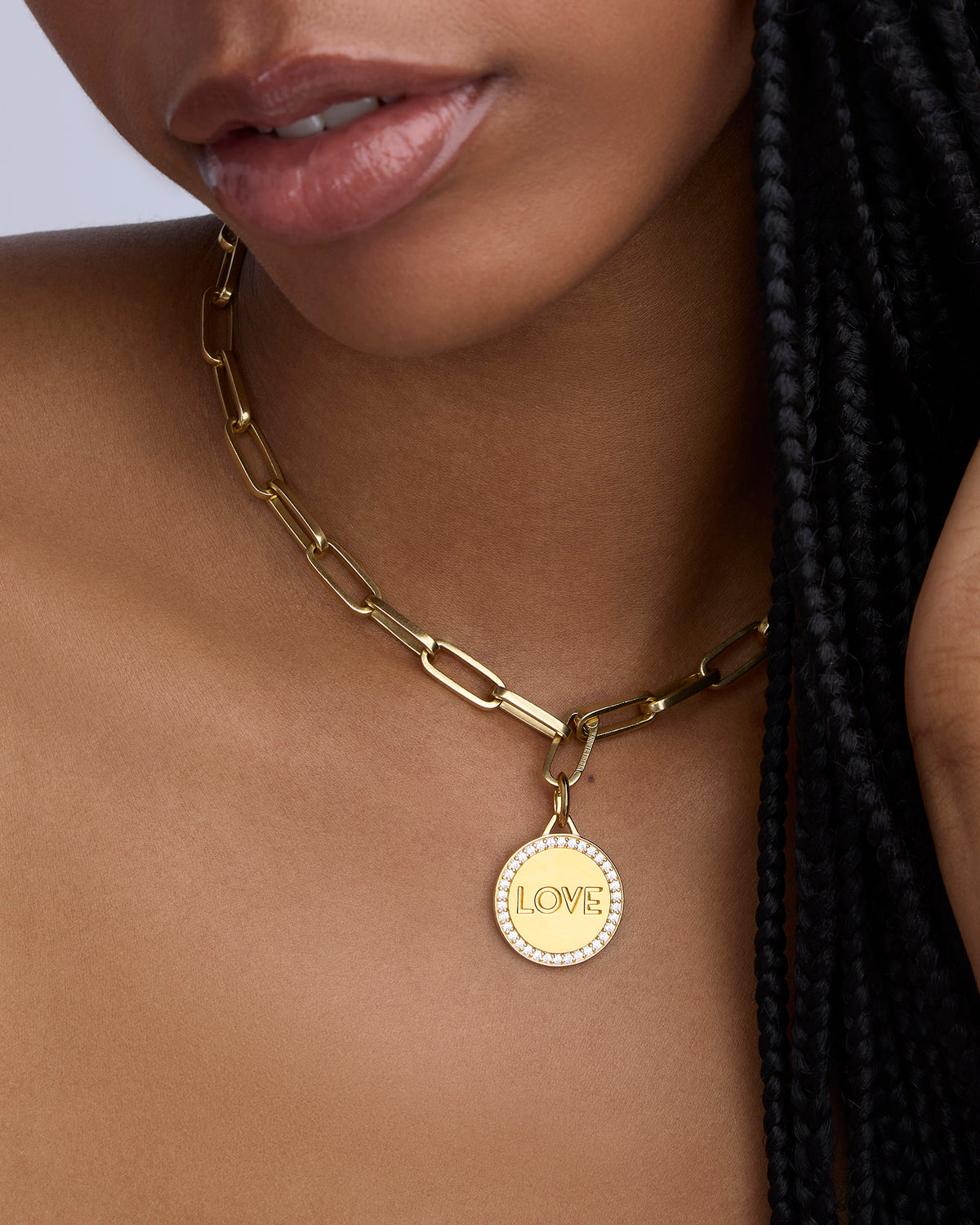 Personalized Luxe Circle in 18K Yellow Gold necklace - close-up detail | diamond Necklaces