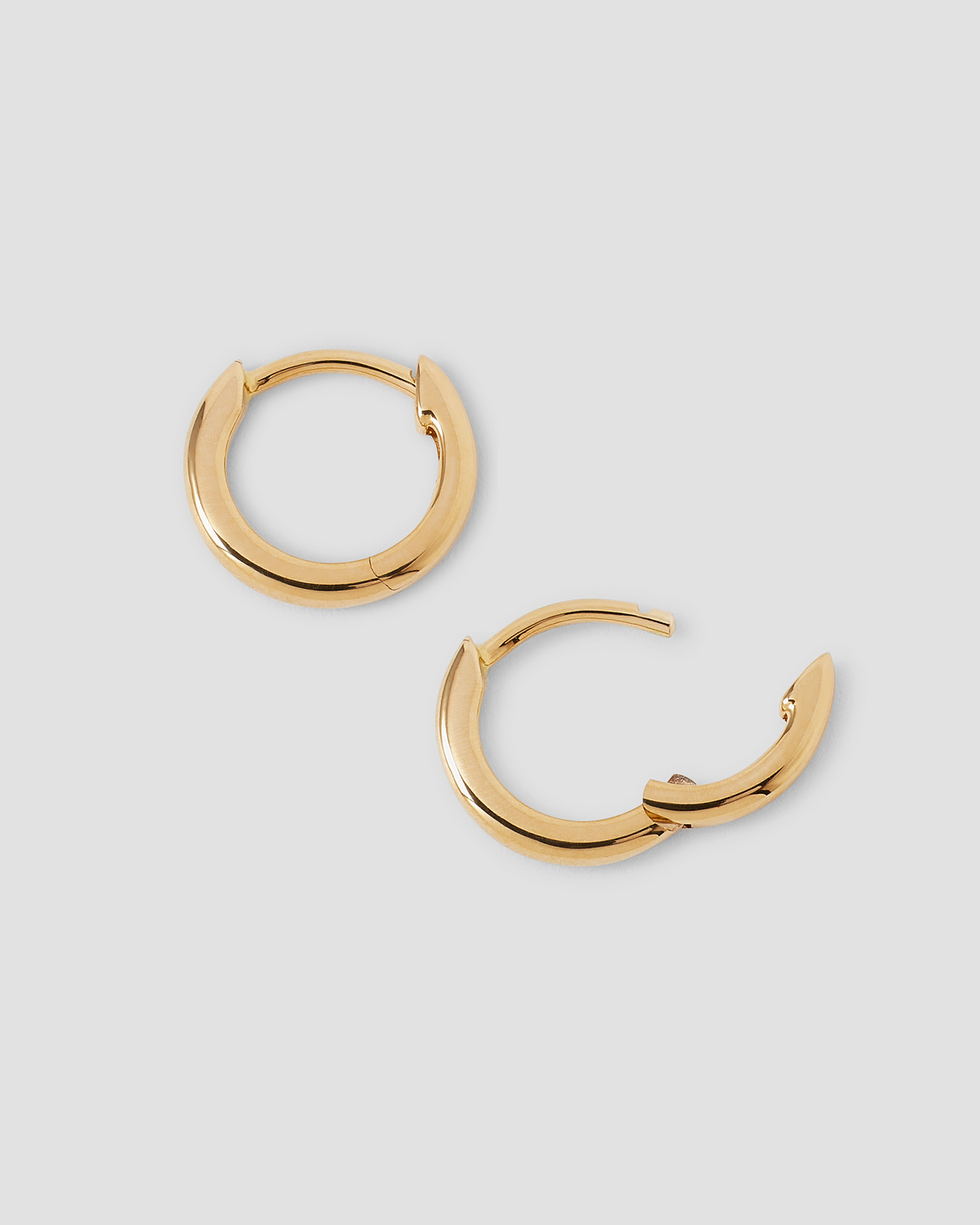 18K Essential Tiny Huggie