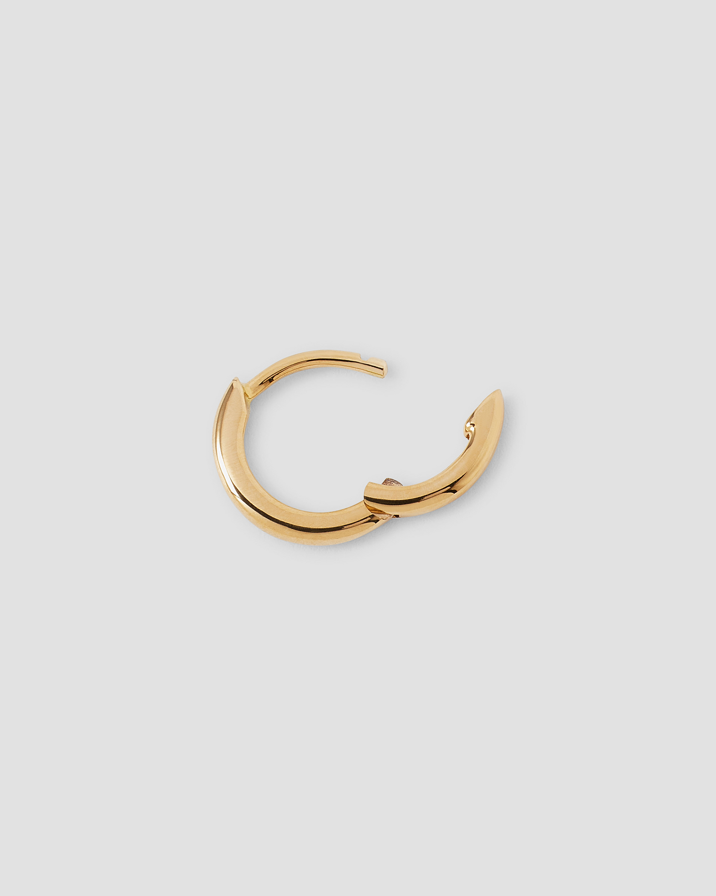 18K Essential Tiny Huggie